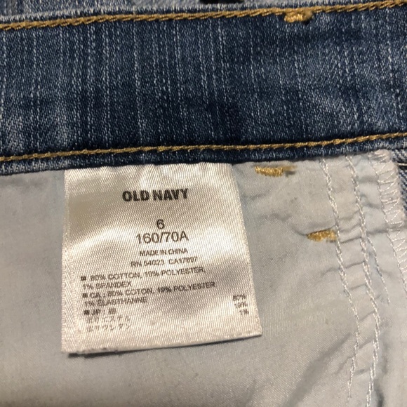 Light wash boyfriend style jean shorts - Picture 3 of 3